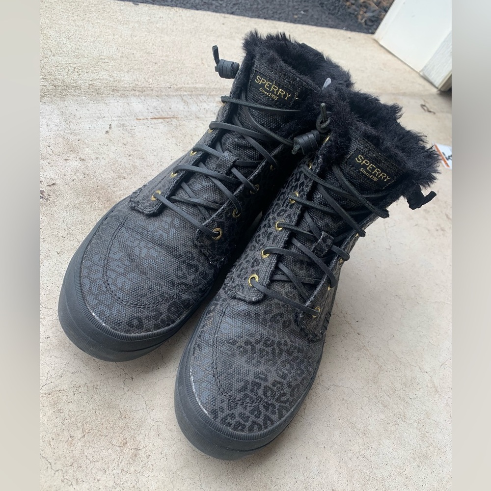 Black leopard print high top Sperry’s